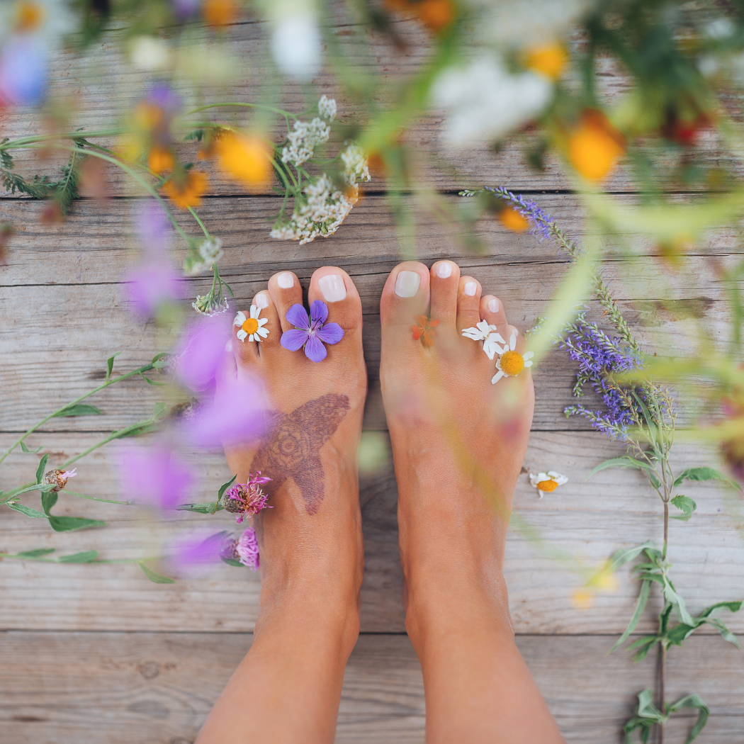 Modny pedicure na lato 2023. Te kolory i wzory królują w trendach
